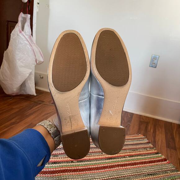 Clarks Silver Leather Pumps SZ 8.5 Round Toe Metallic Classic Heels Formal Event - Picture 3 of 8